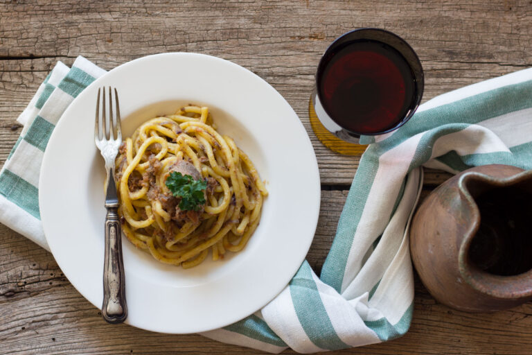 Bìgoi in salsa (spaghetti con acciughe)